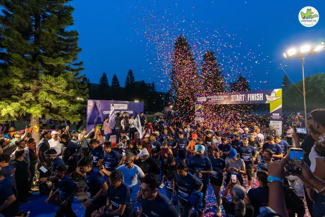 The crowd at the start at dawn with confetti