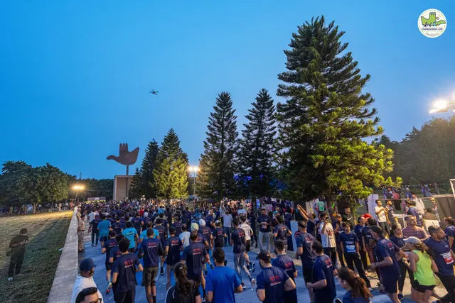 The crowd at the start seen from above, with the Open Hand Monument