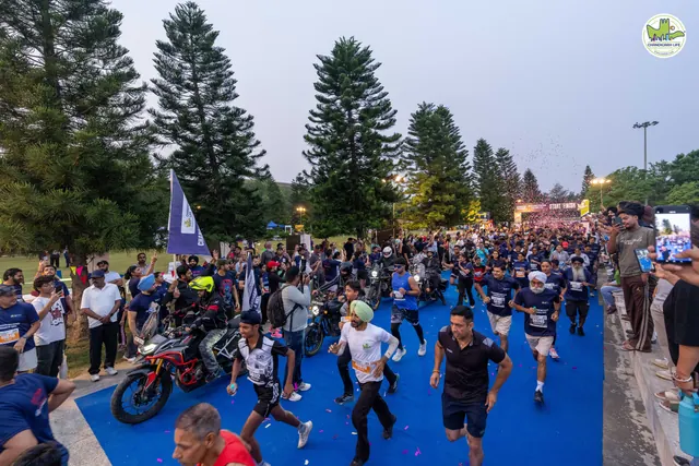 Runners starting on the blue carpet with flags on either side
