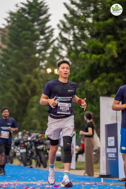 A man finishing on the blue carpet