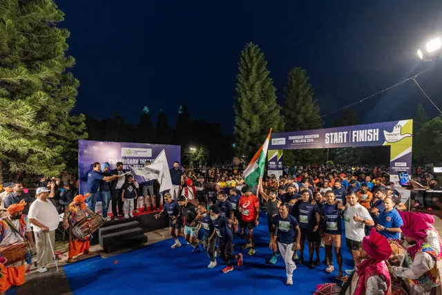 The crowd at the start line at dawn